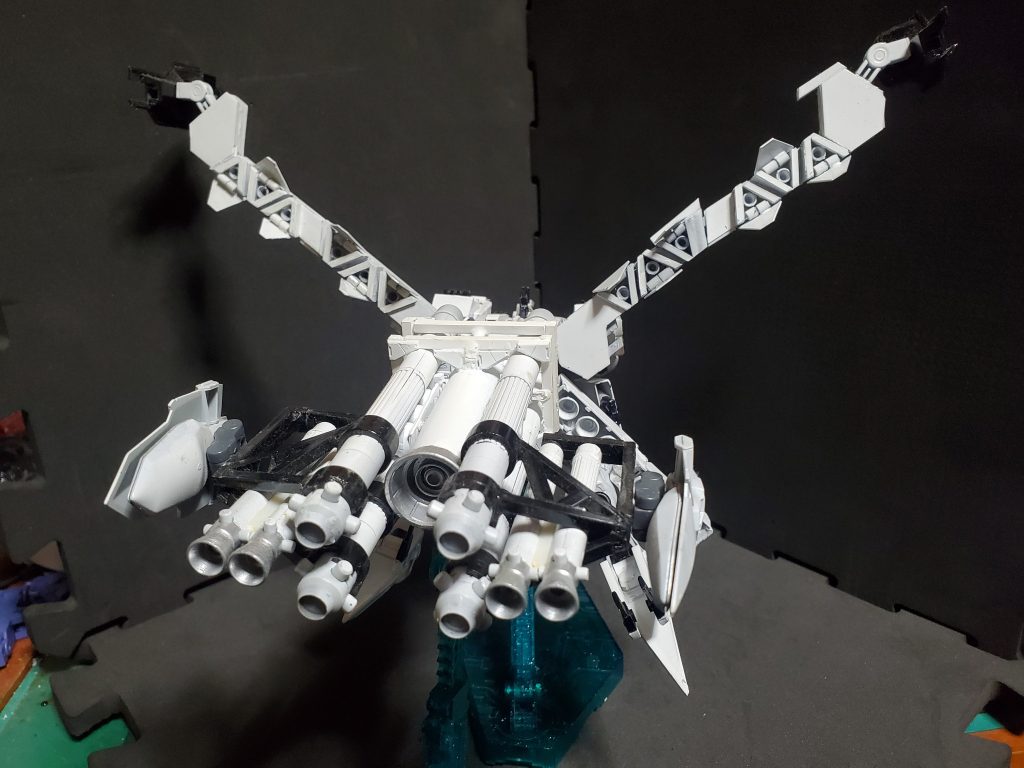 超長距離巡航用ブースターユニット『U.D.B』本体のスラスターを使用せずに長距離巡航が可能Ultimate long Distance Booster の略称