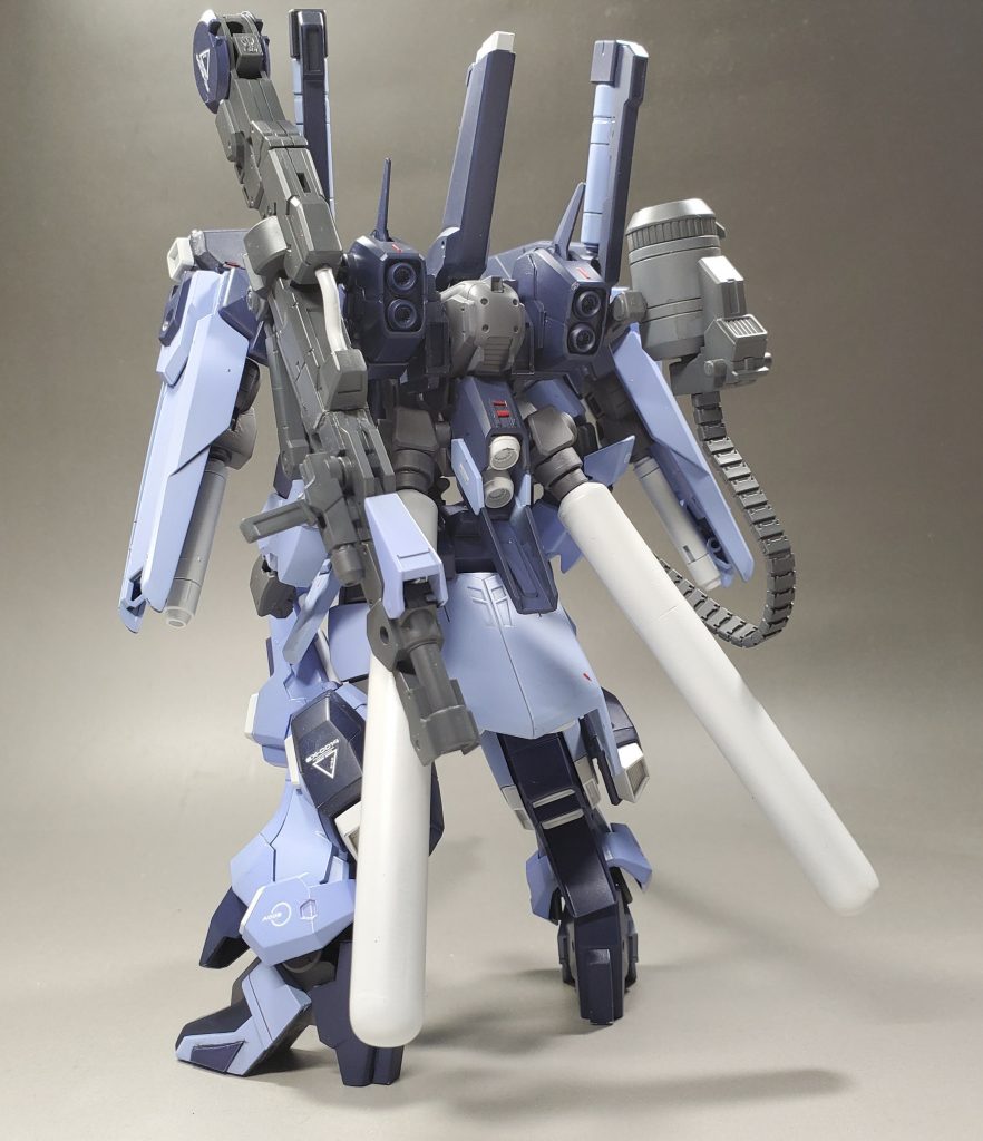 背部。トーリスリッターの物を加工しライトニングゼータに装着。普通につけては味気なかったので三分割にしたあとスクラッチでパーツを噛ませ横幅を増しています。プロペラントタンクはそのままだと短いので他のものを使用。