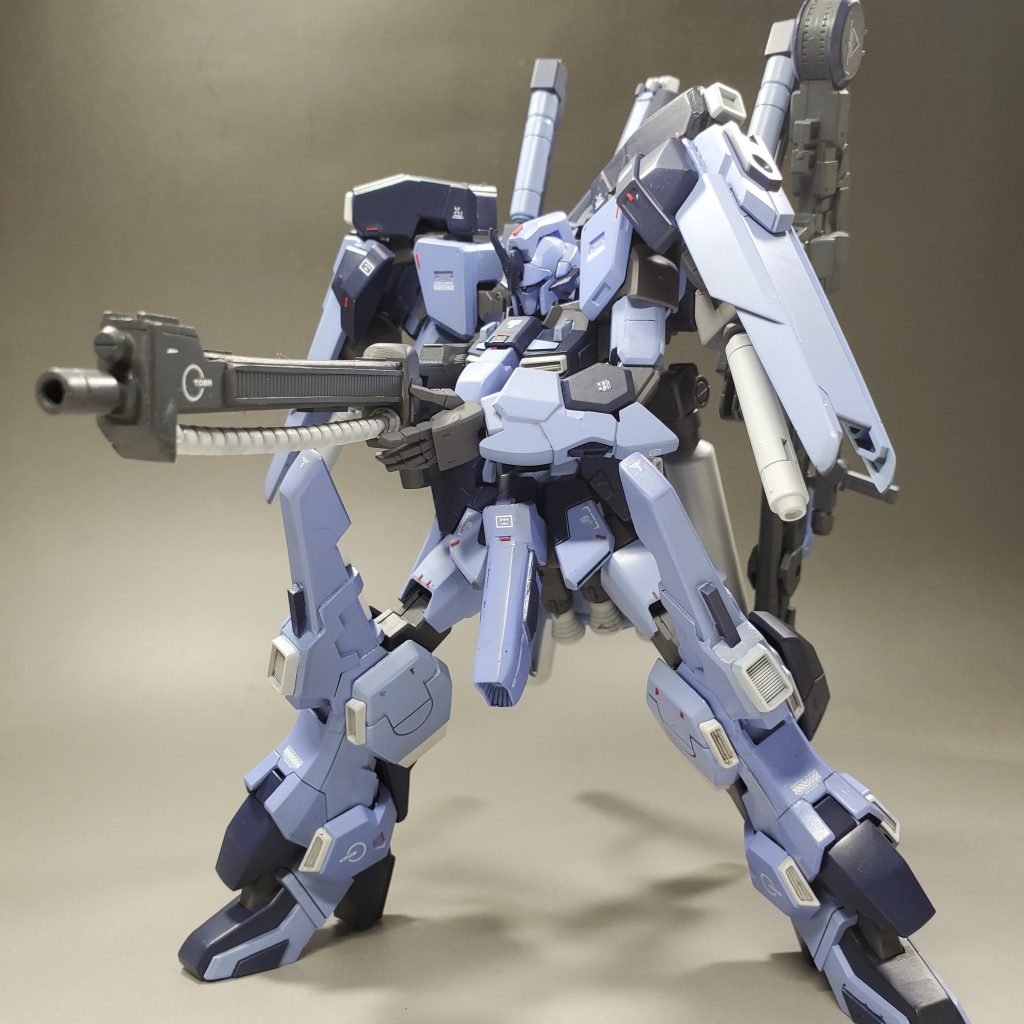 主武装の大型マシンガン。実弾のマシンガンで機体背部にマガジンドラムを装備しており継続的に弾を発射し続ける。ゼクアインの物を参考にスクラッチしました。