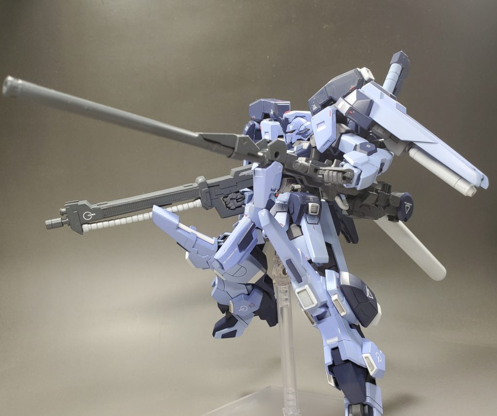 両肩アーマーにはビームキャノンを装備。