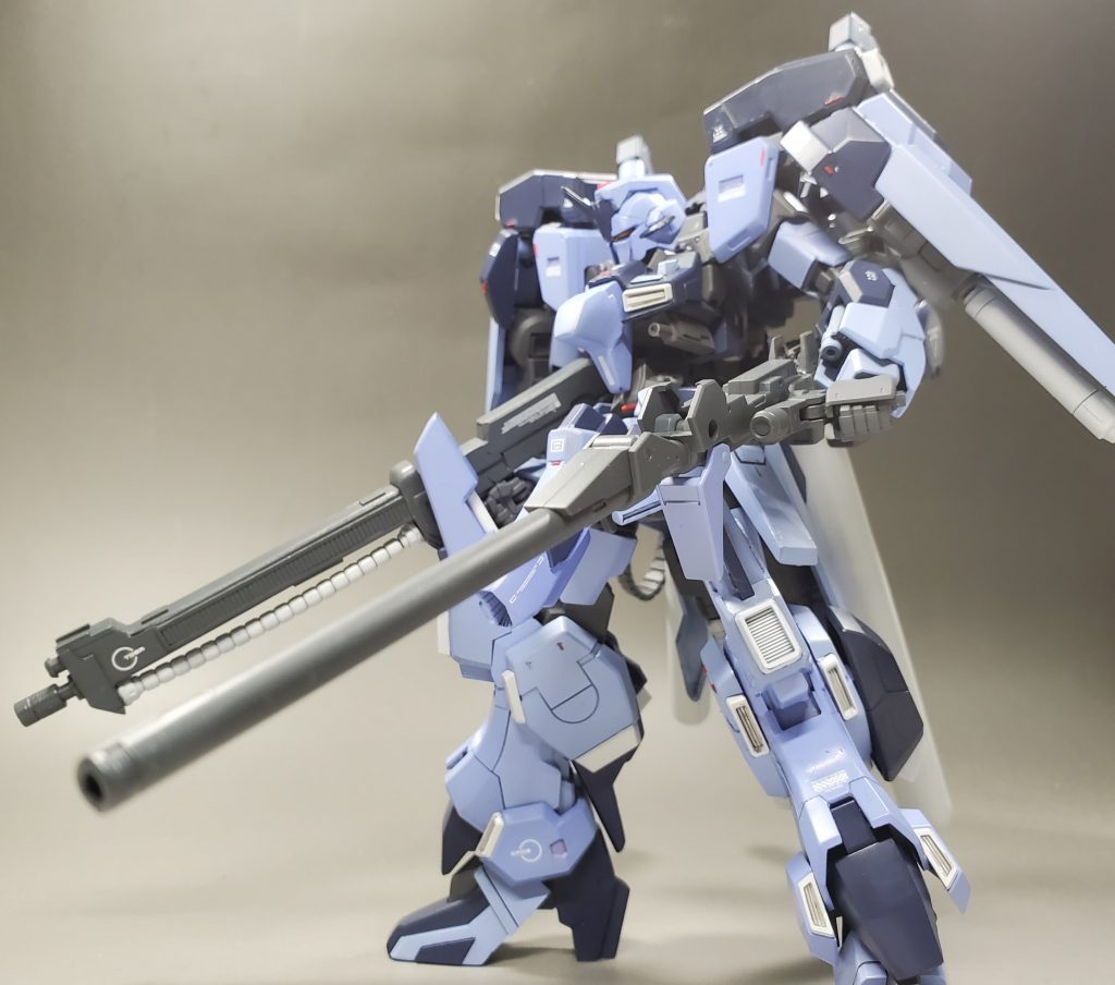 頭部にバルカンがなかったので胴体にマシンキャノンを装備。また背部中央にはマイクロミサイルコンテナを搭載。ビームサーベルも装備しているが基本的には後方で火力支援を行う。