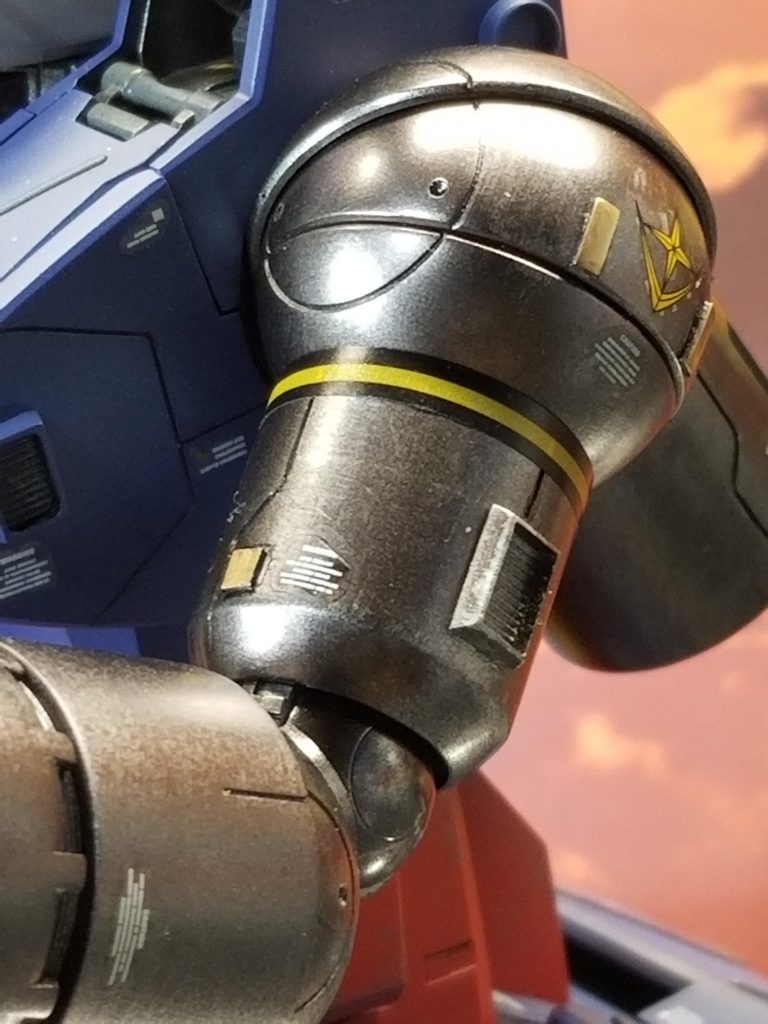 腕部。ここが一番のっぺりだったので、ダクトパーツやプラチップ、スジ掘りも加えてそれらしく。肩のパーツにピンバイスで穴を開けたんですが、もう眉間の広いハロにしか見えなくて…(笑)