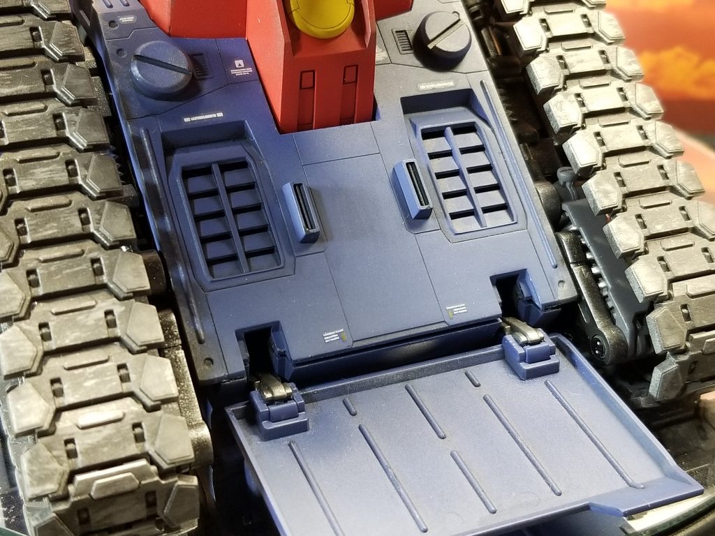 背部下半身？にも角バーニアを着けてみたんですが、余計なものを着けたので運搬用パネル？がキッチリ閉まらなくなってしまいました。