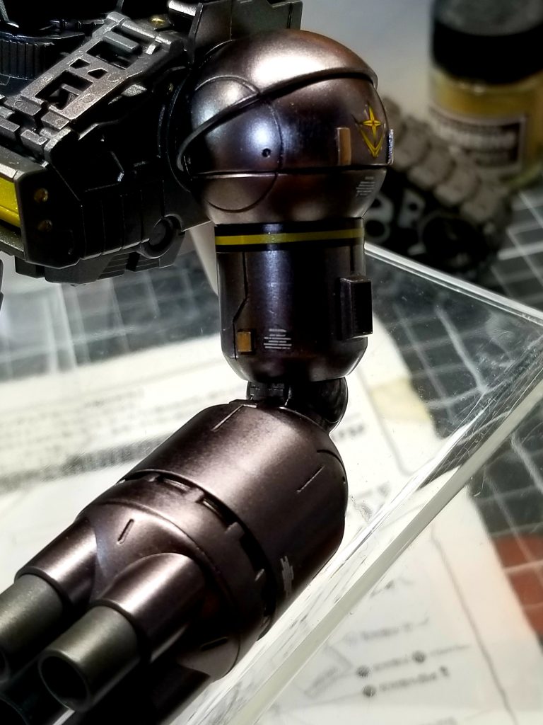 腕部の塗装はガンダムマーカーのヘビーガンメタリックです。実はこの色が超お気に入りでして(笑)。今までの作品にも必ず使用してます。最近ではガンダムマーカースプレーじゃ物足りないのでお尻部分をぶった切って塗料を別瓶に集めてからエアブラシ塗装という荒業を行っております。