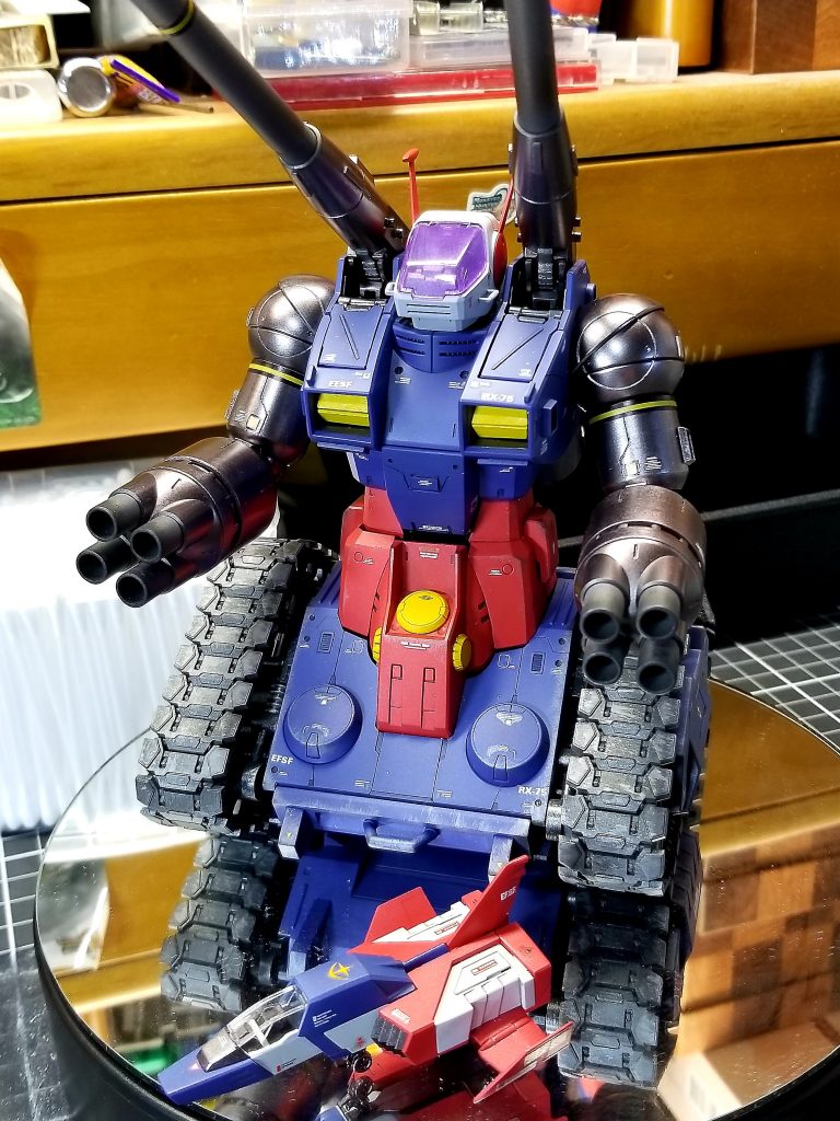 最初コアファイタ―入れて組み立ててたんですが、せっかく塗り分けてデカールも貼ったし何だかもったいね～な～と思ってたんですが、ん？コアファイタ―なしでもイケんじゃね？と試してみたら…いけましたっ(笑)