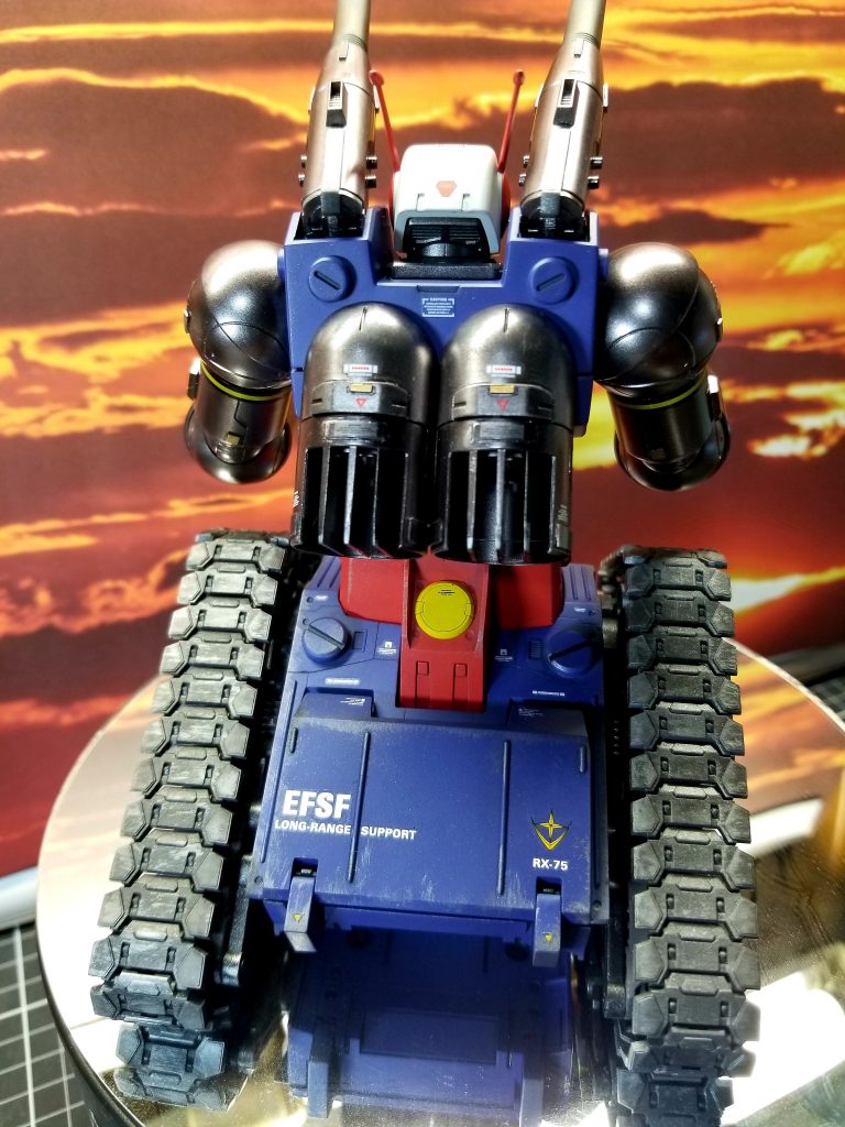 背部も気になった箇所にマイナスモールドやプラ板チップを貼り付けたのみです。