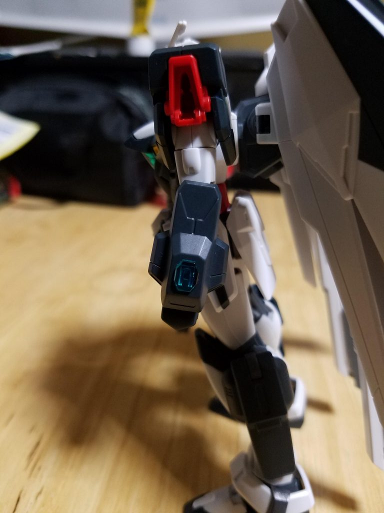 肩のスラスターを門の形に切って後は調整してデスティニーのフラッシュエッジの基部を接着しました。