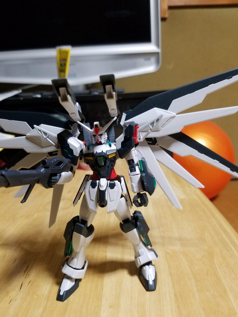 本来はデスティニーのウィングを取り付けたかったのですが径が違うし、デスティニーのバックパックはなんか違うので現状はこの状態です。ライフルは個人の趣味でウィンダムから(笑)