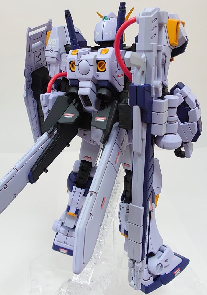 フロントショット+バックショット。あまり手をかけずに作成しようと思い、頭部の合わせ目消しの他には、新規スジボリの追加にプラ板貼りと丸モールドの追加。練習も兼ねてマスキング塗装(主に脚部)を頑張りましたが、写真だとよく見えないですね。完成してから気づきましたが、足首近くの塗り分けが失敗してたりしてます。デカールもサンダーボルトを意識しまして、陸戦型ガンダムS型のガンダムデカールを使用しています。あとはわかりにくいですが、スミ入れもタミヤのエナメル塗料を調色したものでやってみました。