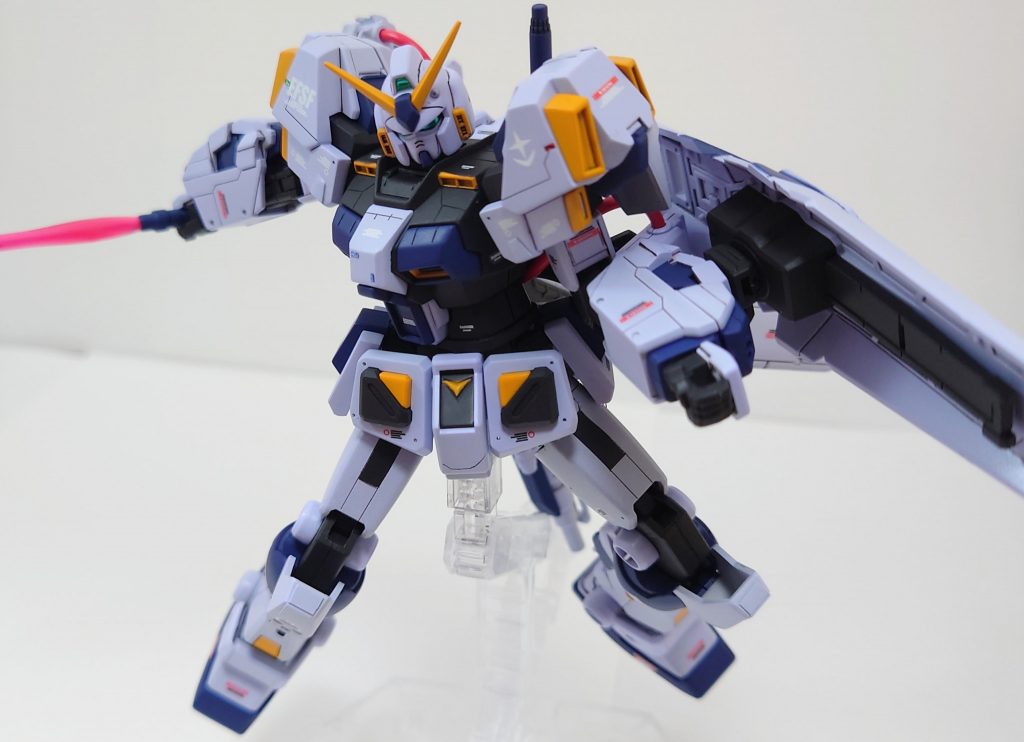 武器を構えての2枚。新しいキットだけあって最高にガシガシ動きますが、[Bst]形態だと、結構バックパックに干渉しまして、思いの外ポージングが難しかったですね。。。