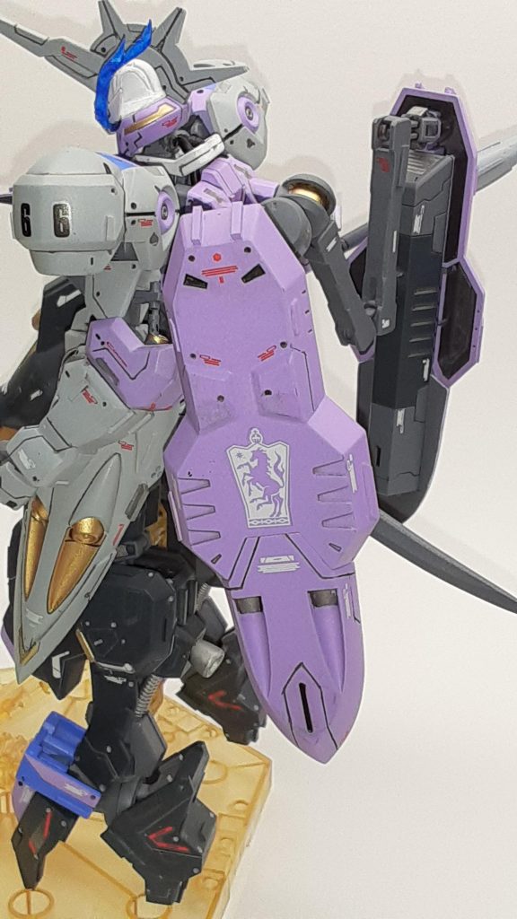 後ろから。全身はC面をなくし、角をつけてより固そうなイメージで仕上げました。シールドの家紋はデカールで仕上げています。また、ふくらはぎ部分にはバーニアを追加しています。