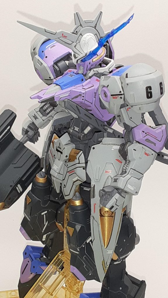 横から。脚部のドリルニーは長さ的に完全に収納出来なさそう(劇中で膝蹴りを入れているシーンがあり、少しだけ出ていてそれでダメージを与えていた？)なので少しだけ出ているように作りました。頭部の一番長いアンテナ部分を1mm、胴体は2mm、背部シールドの接続アームも2mm、また後述するランスを延長し、腰部の刀は柄を2mm近く幅詰めしています。