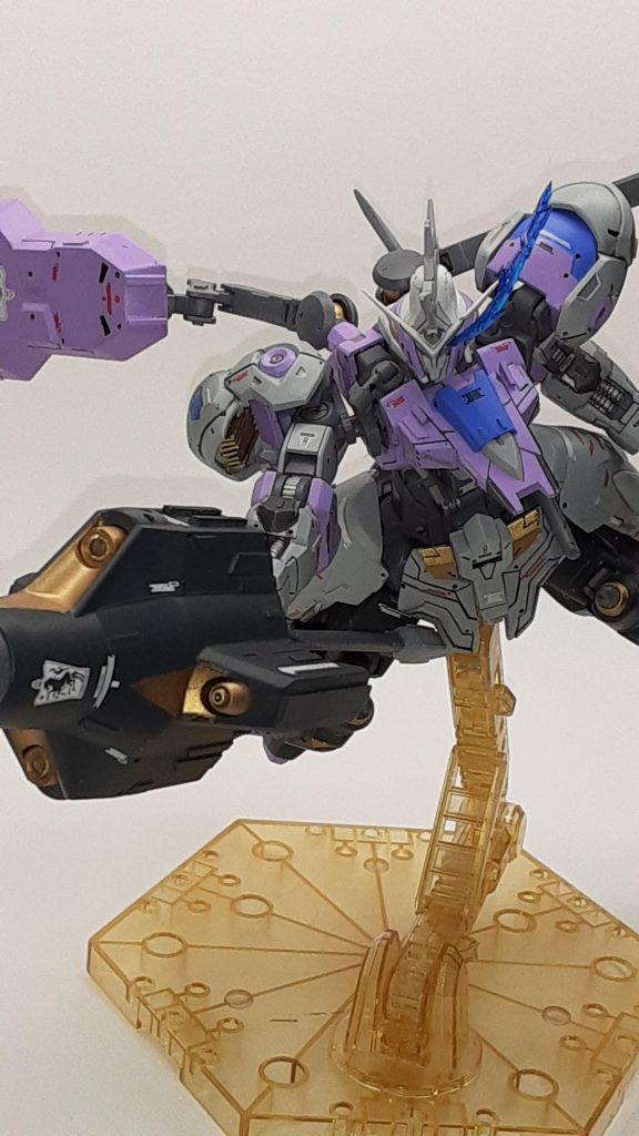 ランス部は柄をもう一つキットを使いかなり延長しています。また、ランス部の銃口部などは中で切り3mmプラ棒で後ハメ加工をしています。フレームの胴体と肩の間にフレームを追加して、肩部装甲裏にフィン状の放熱板っぽいのを裏打ちとしてつけています。