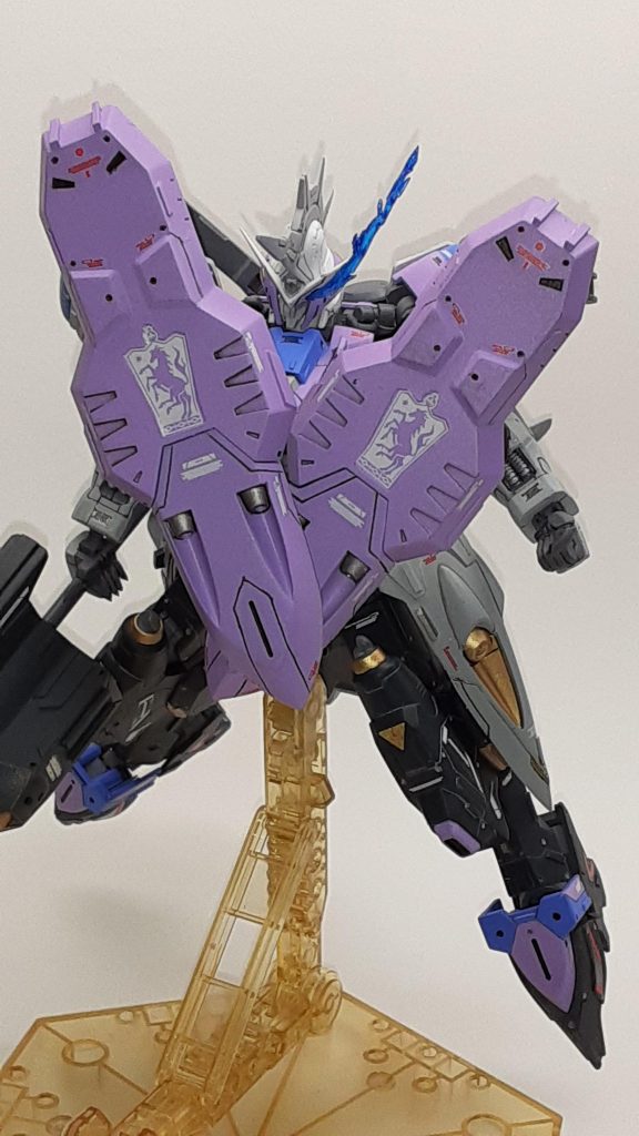 背部シールドはアームを延長したのでかなり自由に前まで持ってこれます。爪部分も劇中に合わせて加工しています。