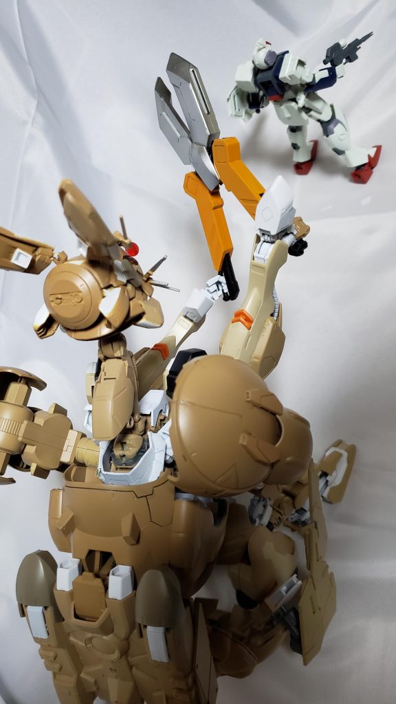 背後から忍び寄る影