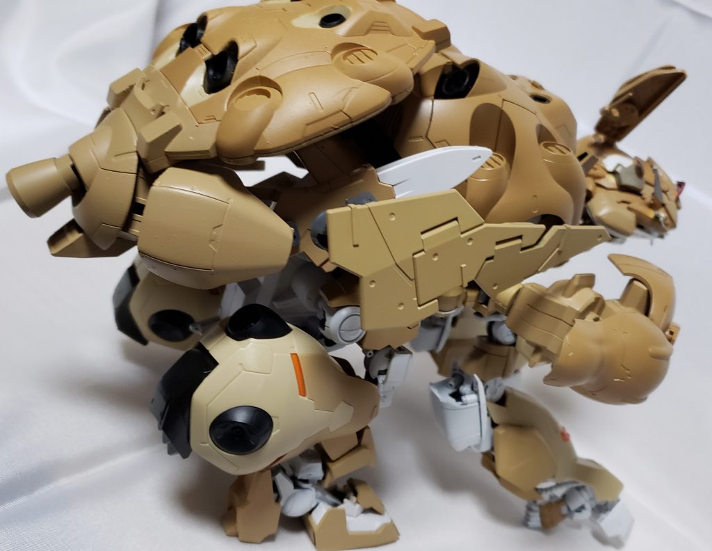 後方からビームキャノンを介したGNフルシールドと肩部装甲が挙動の際に発生する脆い部分を能動的に防御