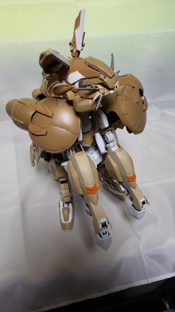 フレームの延長策として1/100グレイズのボディを上乗せしているので上腕を前に突き出せるようにリベイクのサブアームを脚部に移植しています。可動箇所も多く伸ばしたり縮めたり出来るので色んな表情を出せて素敵
