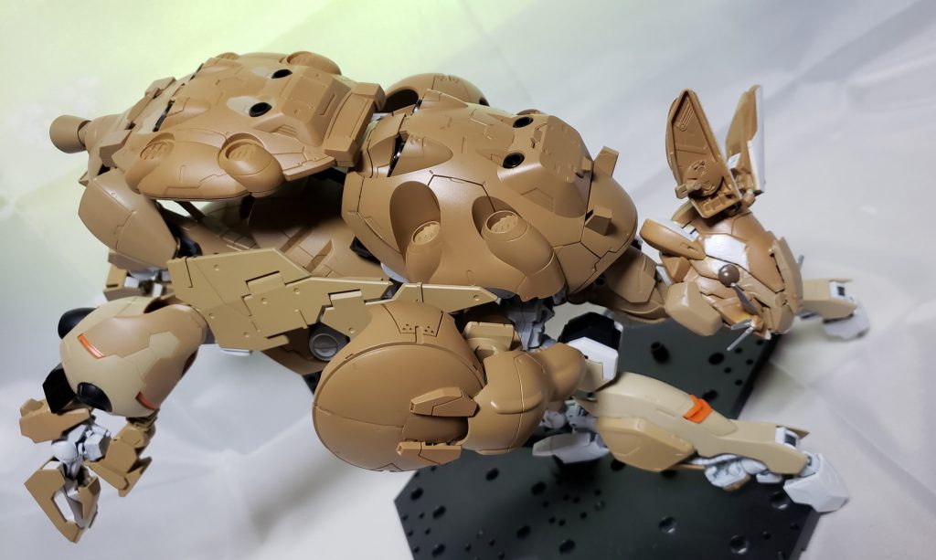 作るにあたって差し替え無しで座って・伏せて・立って・走るの体勢をとれるグリグリ動かせる機体にしたいなーと思ったので無い頭をひねりながら今の出来る限りを頑張ってみました