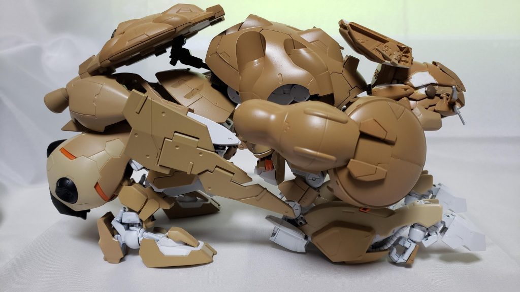 きっかけはグシオン→ドワーフ体型リベイク→頬やサブアームにウサギっぽい(ウサギでドワーフと言えばネザーランドドワーフ……)そこから昭弘・アルトランドにあやかって \グシオン・アルトランドドワーフ/ と名前を最初に思い付いたので実際に作ってみることに