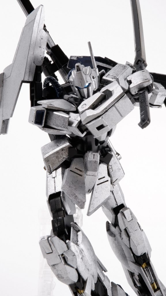 切りつけイメージで。バイザーがうまく光を拾ってくれました