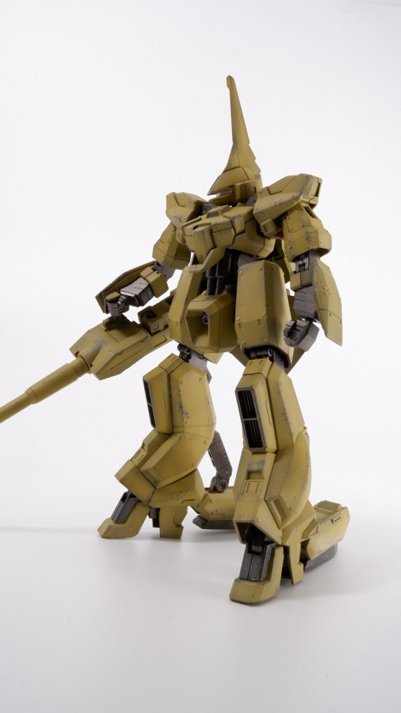 ヘッドパーツはパテを盛ってメインカメラ部分を細くし、バイザーとしてHQパーツさんの偏光シールを貼りました。熱からセンサーを保護する的なオラ設定。リベットモールドみたいなのは接着剤を爪楊枝で点付けしたやつです。