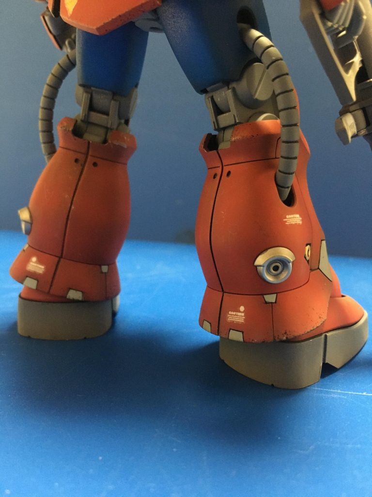 全体的にスジボリ等でディテールを追加し、追加パネルラインに沿って塗り分けています。