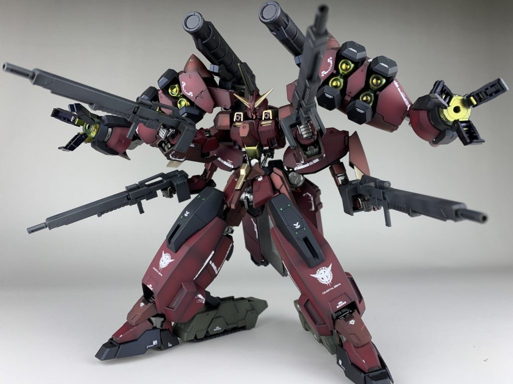 フルバーストモード本機最大の特徴であり、全身各所に搭載された計18門の砲口を一斉に向けて発射することで敵部隊に甚大なダメージを与えることができる。【武装解説】背部大口径榴弾砲×2、クローアームキャノン×2、バインダー内拡散ビーム砲×8、肩部ロケット砲×2、ロングライフル×4また阿頼耶識システムを搭載しており、パイロットの空間把握能力が上がるため、凄まじい命中精度を誇る