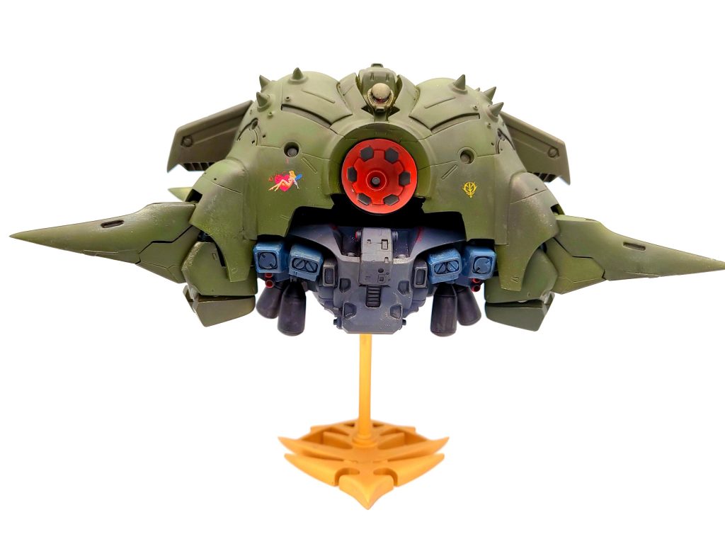 カラーリングはジオンらしさをイメージして塗装しています。本来動力パイプがある部分は赤く塗装してバーニアという自己解釈にしています。