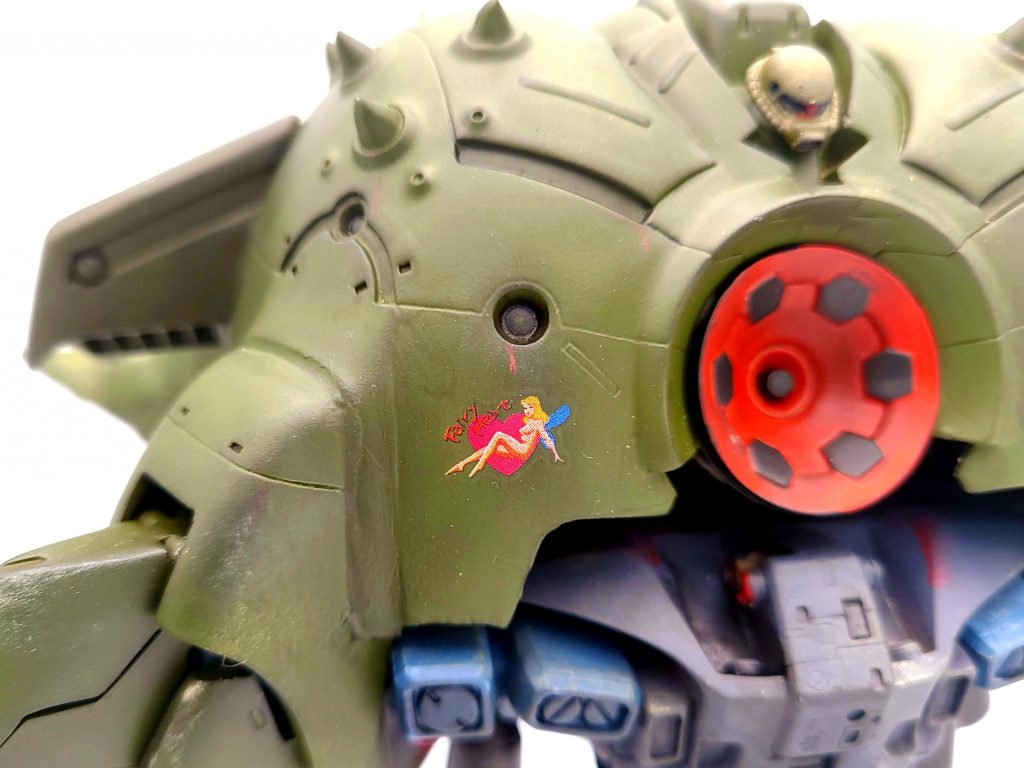 ノーズアートのデカールを貼っています。