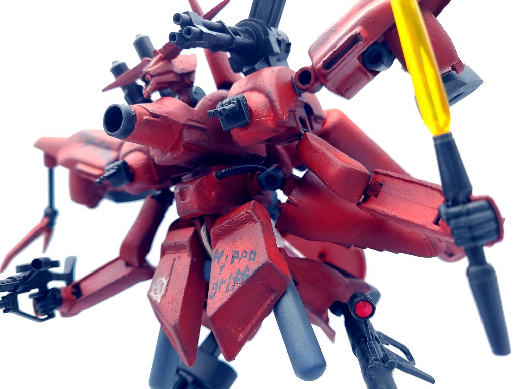 左アーマーには機体名のHippogriffの文字を入れています。