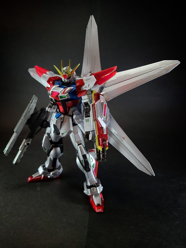 イオリ・セイがビルドストライクコスモスをさらにブラッシュアップしたガンプラ。セイの技術が惜しみなく投じられたビルドストライクの最終進化形と言える機体である