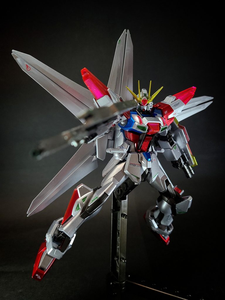 特殊機能RGシステムプラフスキー粒子を使う事で機体性能を引き上げるシステム。「RG」は「Radial General Purpose(ラジアル ゼネラル パーパス)」の略称である。ディスチャージシステムのように粒子を機体の外側に開放するのではなく内側に行き渡らせており、このため外部を粒子が定着しない素材などで覆ったとしても問題なく機体を動かせる。なお、起動中は強化している箇所の関節やフレームが青白く発光する。機体全体は勿論、部分的に性能を上げる事も可能だが機体にかかる負担も大きく、機体の状況によっては負荷に耐え切れず壊れる危険性もある等、強力だがリスクもかなり大きい。ちなみに、MS本体へのフレーム構造の採用がこのシステムを生み出すきっかけになったとされる。