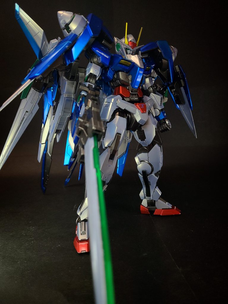 ライザーソード -トランザムを起動し、ライザーシステムを作動させることで使用可能となる特大ビームサーベル。使用時には、両肩のバインダーとGNソードII2基を機体前方に向けるなどの発動形態をとる必要がある。また、システムにはオーライザー側のコクピットからの微細なジェネレーター調整も必要としている[92]。一方で、オーライザー側での調整が必要なのはあくまで最大出力時のみであり、それ以外ではダブルオー本体側から自動制御されるとした資料も存在する[93]。作中ではGNフィールドを展開したエンプラスを両断したうえで、はるか彼方に位置するメメントモリの強固な装甲を切り裂く場面もみられた