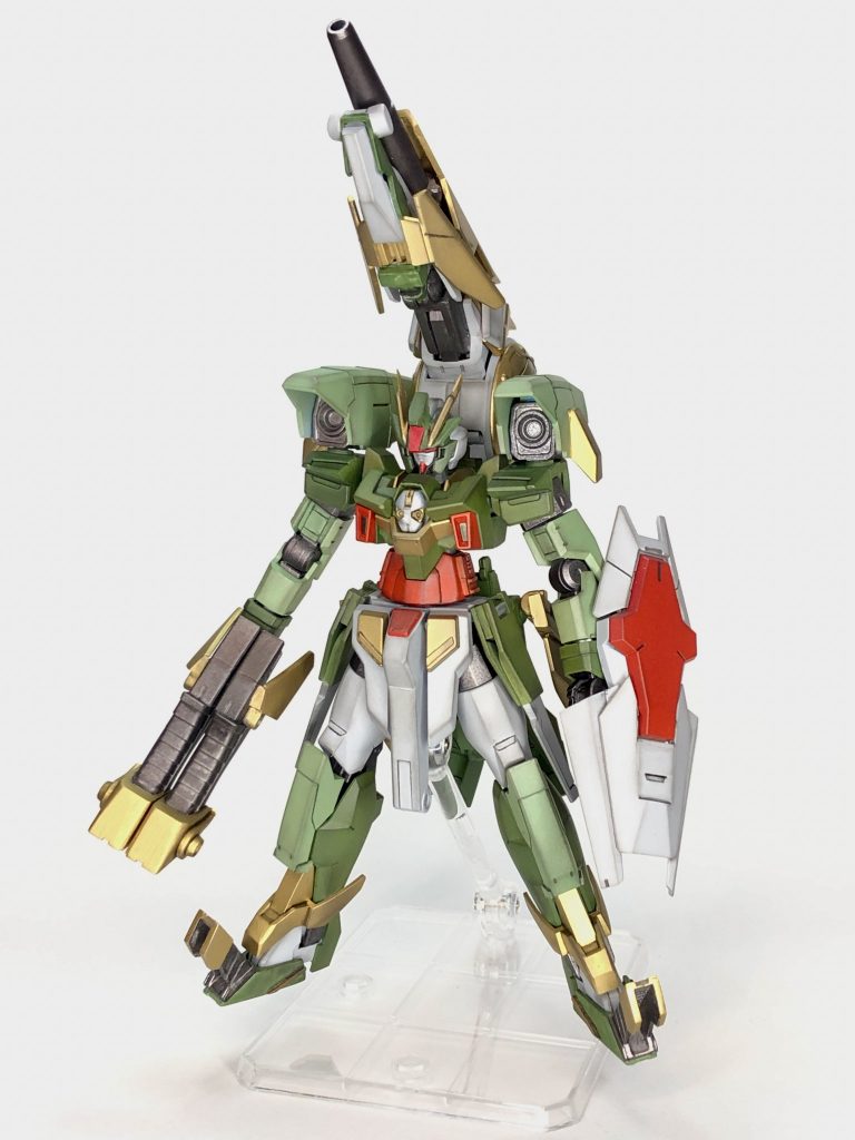 ▲フル装備・ツインドッズガン・オラシオンバスター・ビームザンバー・シールドマグナムがファンネルなど攻撃手段を拡張したことに対して、本機体は火力と機動性の強化を実現している。▷縦に大きい肩、頭より上に伸びる砲身、二丁拳銃など、自分の趣味を詰め込んでみました。