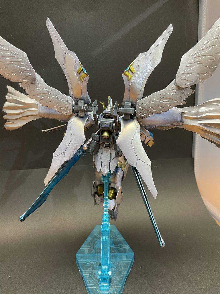 塗装はガンダムマーカーのメッキシルバーを下地にしましたその上からクリアーゴールド、クリアーホワイト、クリスタルシルバーで塗装