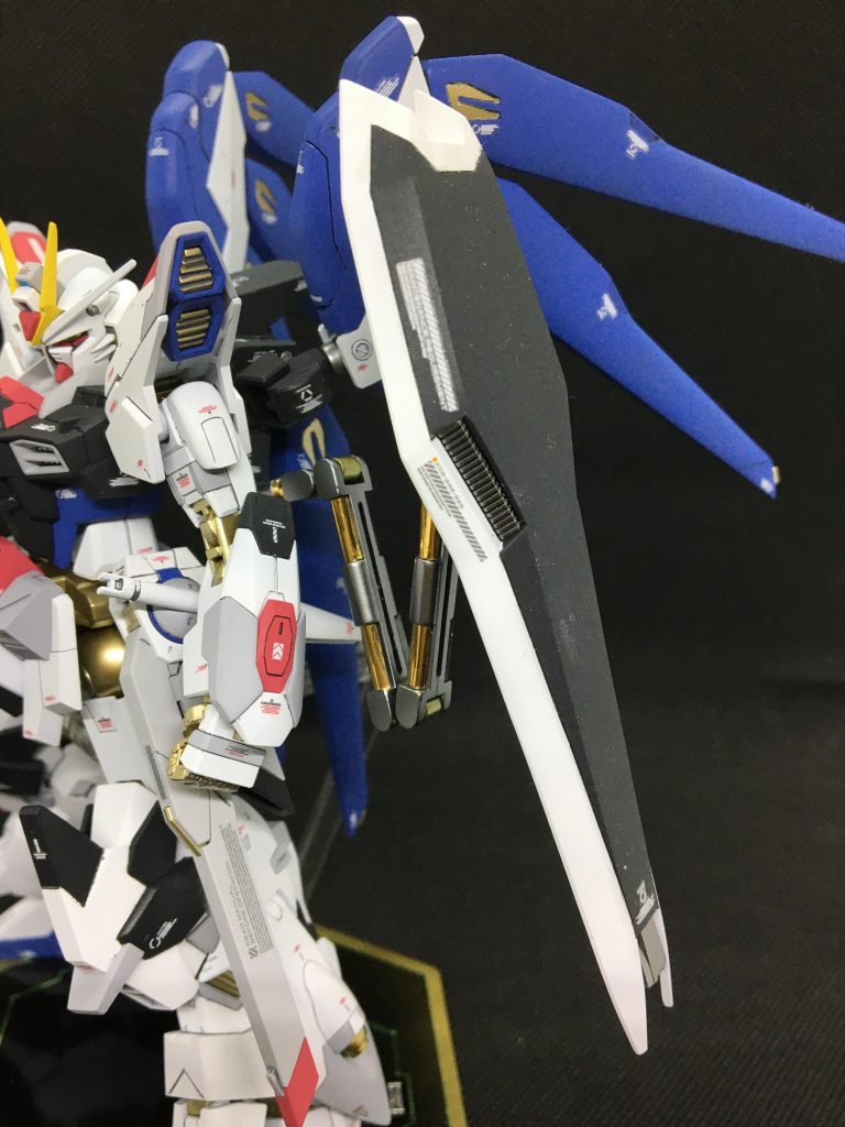 シールドの接続アーム、1/144アシュタロンのパーツを流用。中央パイプ部は塗り分けの手間暇を省くため、ゴールドのラピーテープを貼り付け。