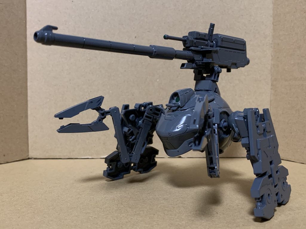 ○従機サルファガス［解説］聖華暦600年代、第三次聖帝戦争で聖王国が採用していた従機。大型の魔導砲を一門搭載し、後方から砲撃支援を行う。戦艦の甲板に配置する事で疑似的に砲門を増やすことが可能。両側面からせり出した装甲版を足のように動かし前進する。動きは非常に遅い。