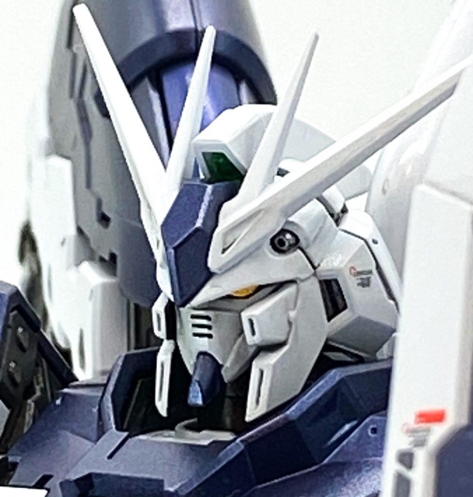 デジタルズームなので粗い写真ですが。頬のダクトはスジ彫りでモールドを深くしており、メット？の後ろ部分をハの字に少し広げて幅を広げています。頬やヒサシの裏側はエナメルのジャーマングレーで塗っています。