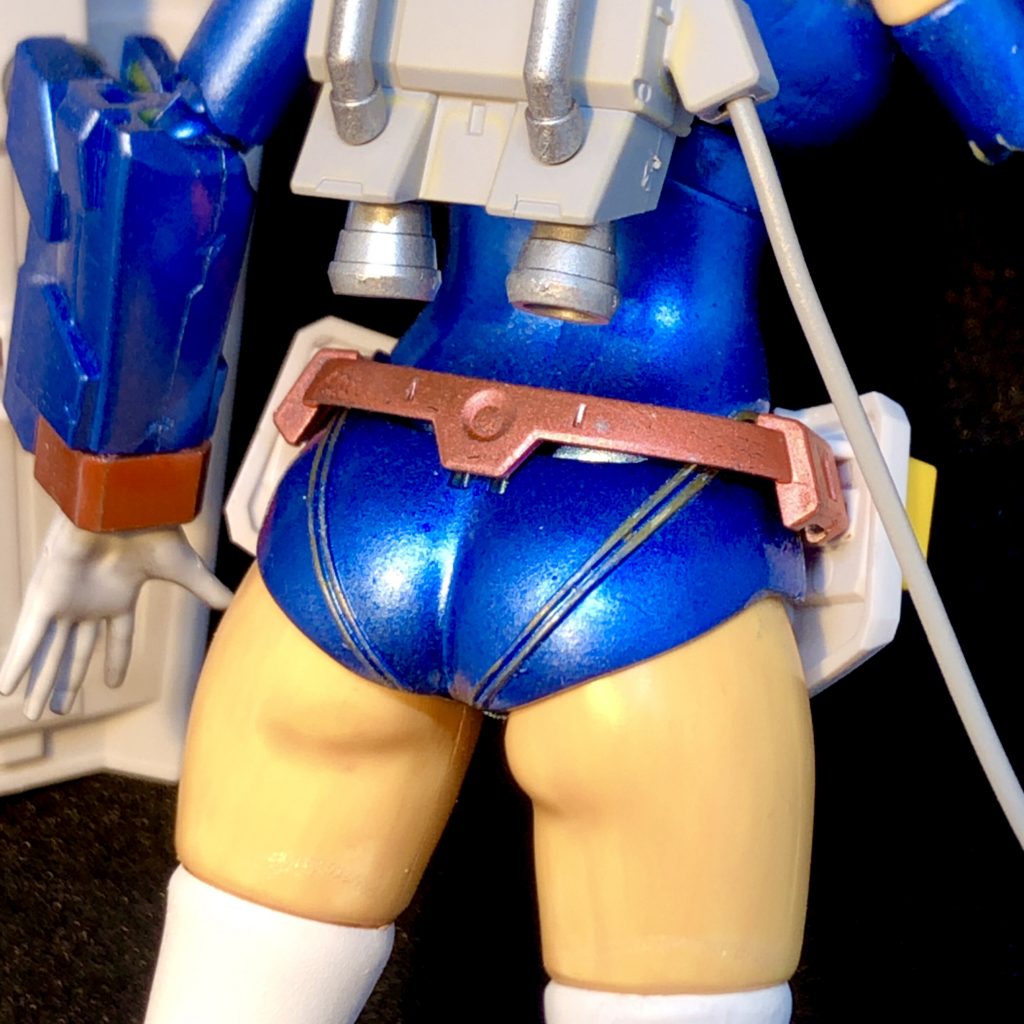 この肉感がいいですね。合わせ目を削って食い込み感が出るようにしました。