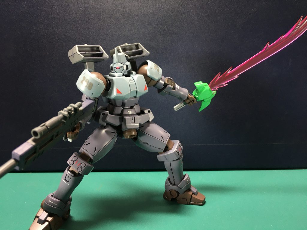 　今回は手持ちのHGBCやキャンペーン品の武器を多数用意してます。　ポリボールを使う関節部は全体的に緩めだったのでボール受けに瞬間接着剤を塗りつけて少々固めにしました。