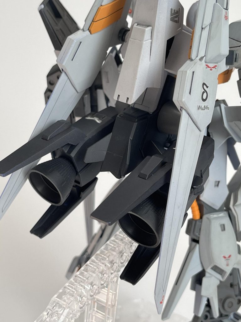 バーニア保護カバー、ノーマルの百万式の画像を見て頂いてもわかる通り下部側しか本来はついておりません。デルタ用のサイドアーマーが余剰パーツなのですが形状ほぼ相似形でピッタリだったので穴掘って差し込んでます。違和感なくビシッとハマっててお気に入りのポイントです。