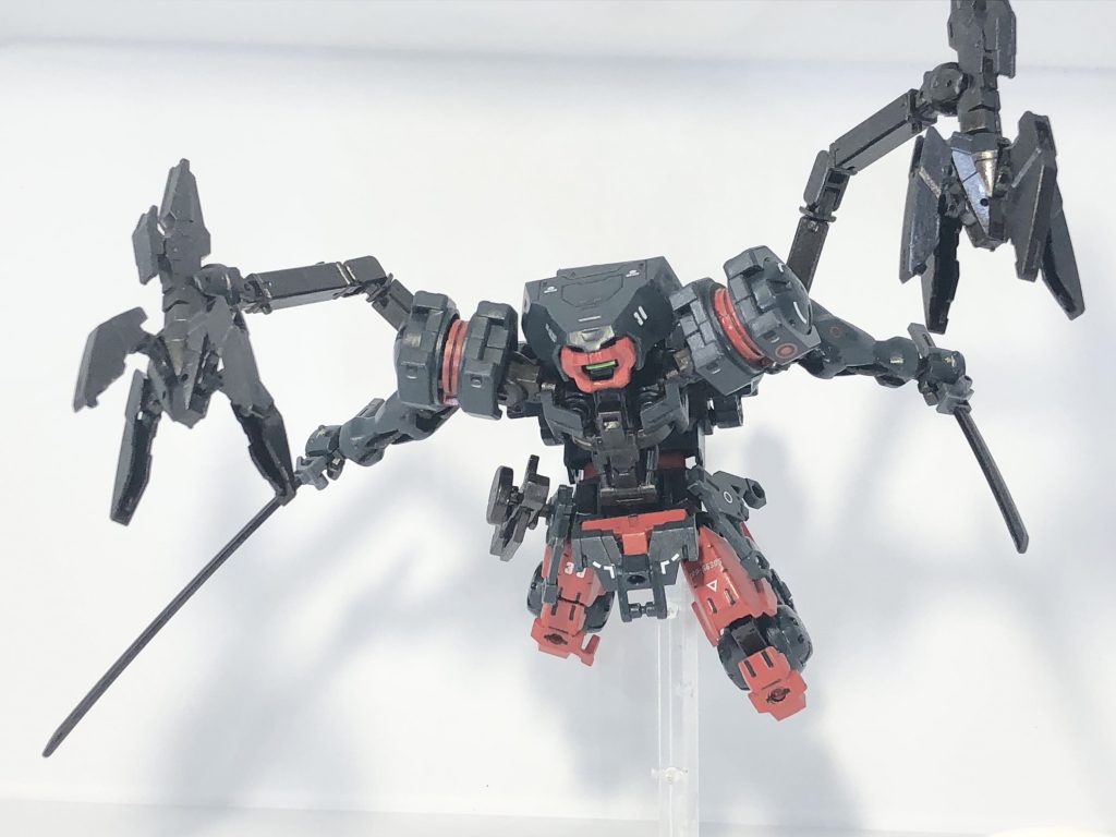 4本腕で襲いかかる感じで。塗装にはアクリジョンのネイビーブルー 黒鉄色、水性ホビーカラーのレッドとイエローの混色、墨入れにタミヤエナメルブラックを使用。買ったは良いけど使う機会が無かったネイビーブルーを機体基本色にしました笑。オレンジはもっと黄色寄りにするつもりでしたが最初にレッドを入れすぎてイエローもそんなに使えなかったので、想定より朱色っぽくなってしまいました笑