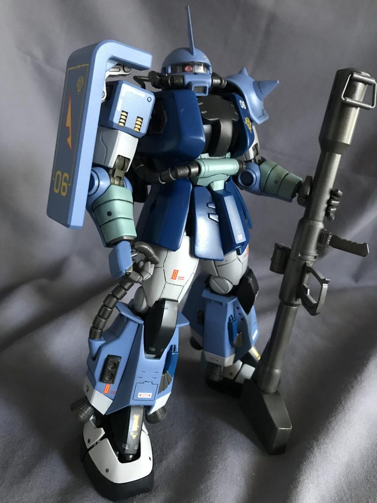 僕的には武器はザクマシンガンよりやっぱりジャイアントバズが好きです♪使いかけのリアルタイプザクのデカールを発掘したので、いつもよりデカール多めです(笑)