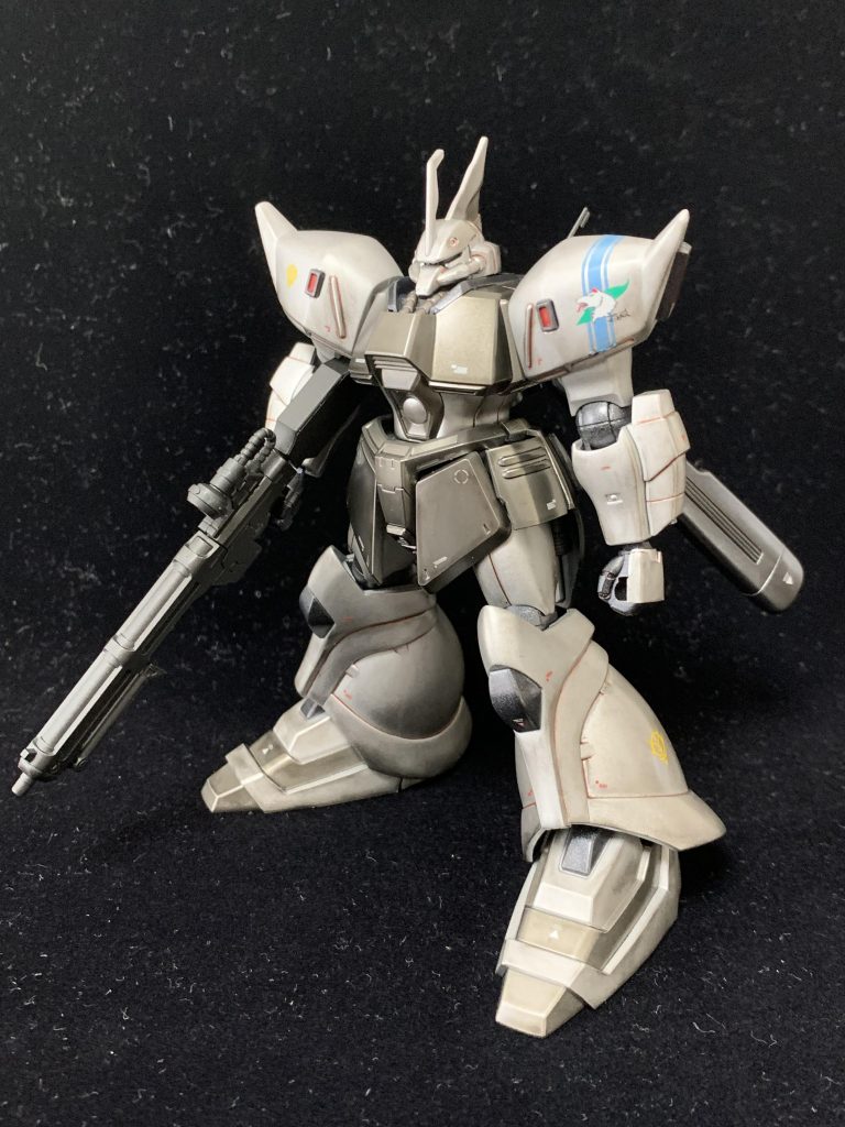 配色ですが白:クレオス スーパークロームシルバー2グレー:クレオス スーパーアイアン2の上からスモークグレーを1コート黒:クレオス メタルブラックビームマシンガン:黒鉄色バーニアノズル:焼鉄色を使いました。