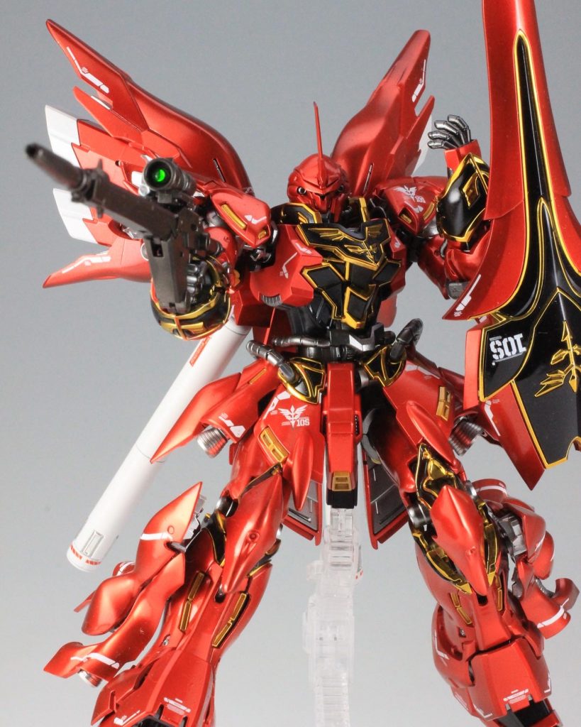 赤のパーツはシルバー下地の上にガイアノーツさんのプレミアムパールレッドで。金メッキは残してギラギラとした感じはそのままで。