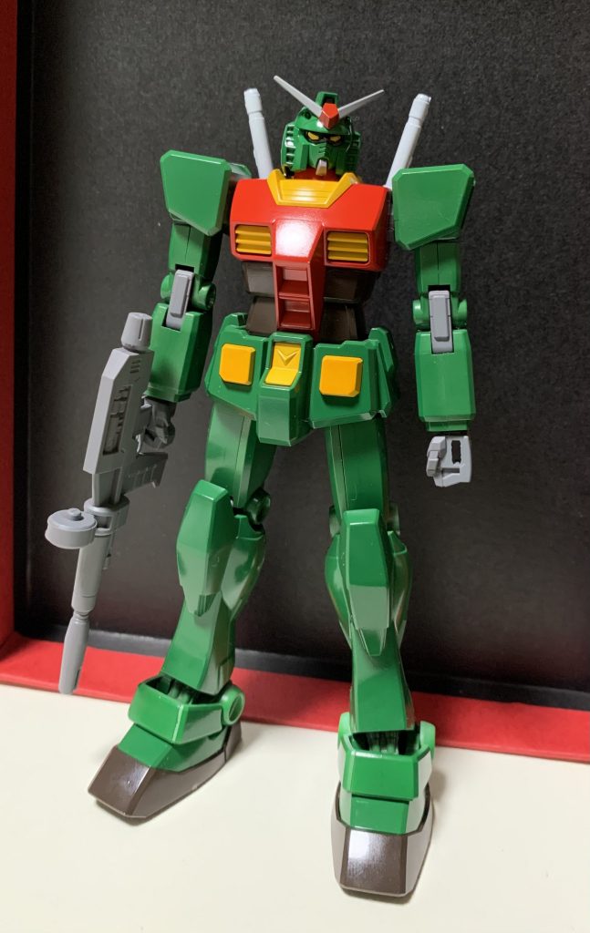 このキットはただの素組みだとかなり地味だったので嫁に何色いい？と聞いたら『クリスマスカラー』と言われて赤、緑、黄、茶で塗装してみました。