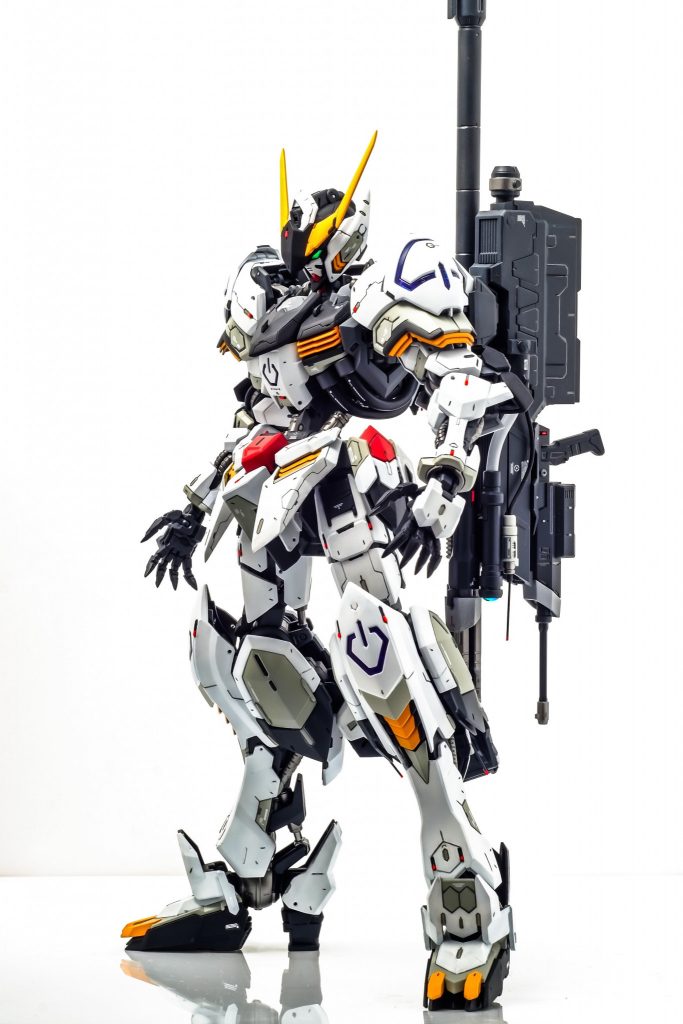 カカトを8ミリほどあげてハイヒール化して野生みのあるバルバトスをよりヒロイックにしました。フロントスカートも大きく作り直しよりトゲトゲしく。