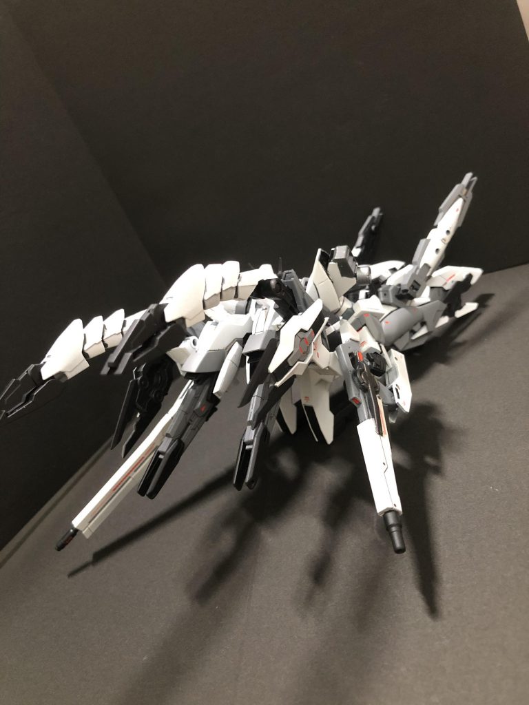 リバーシブルガンダムなのに変形はしなくていいかなーと思ってたんですが、説明書通りタンクモードに変形させたら武器がほとんど前に集まっていい感じでした。脚のGNショックカノンは対空砲でしょうか。