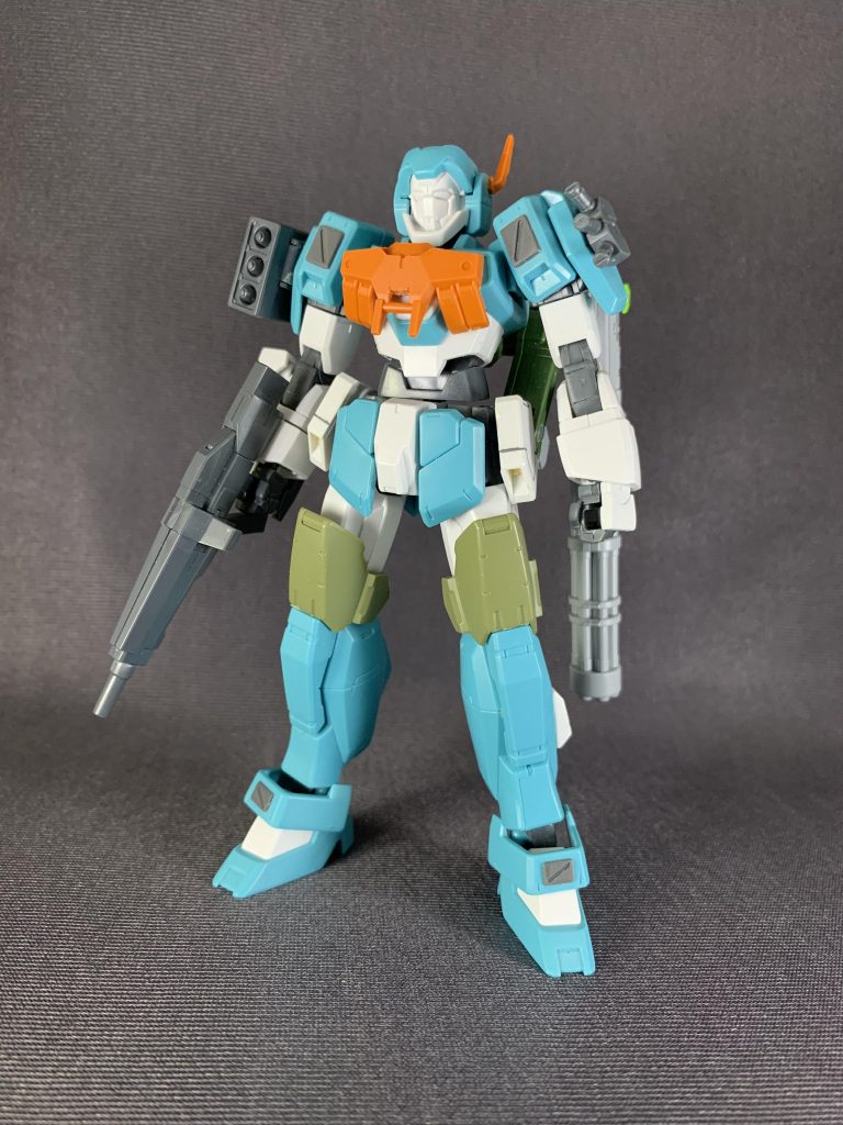 塗装前です。メインに使用した30MMパーツはアルト用近接戦闘用オプションアーマーで、胸部アーマーはほぼサイズがピッタリでした😄頭部にもアーマーを着けたかったのですがこちらは流石にかなり加工が必要だと思ったのでアンテナだけ取り付けました。あと、思いつきで膝関節防護用アーマーとして、ポルタノヴァの