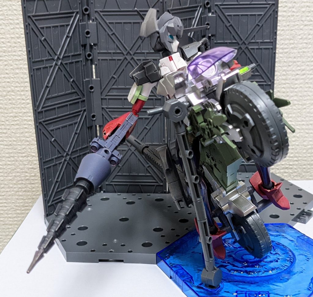 別角度。モビルドールメイを自立させたかったところから始まったのに、結局スタンドで固定になってしまった。